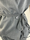 Conjunto chaleco cruzado gris